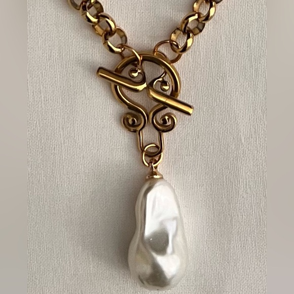 Baroque Toggle Clasp Pendant Stainless Steel Necklace 18k Gold Plated. - Picture 4 of 5